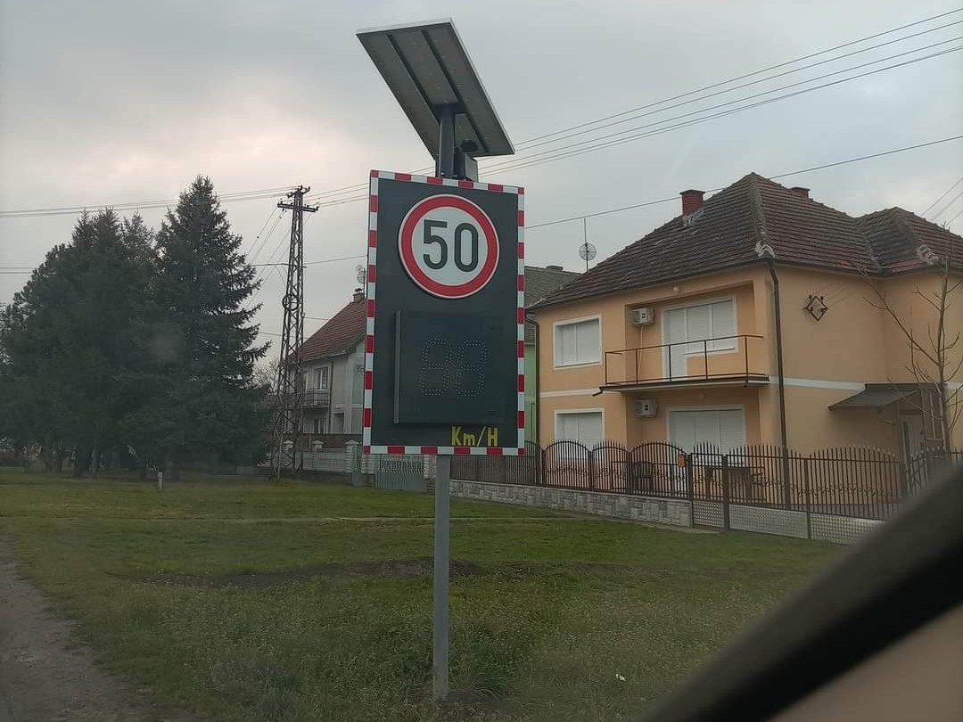 U Skorenovcu postavljen saobraćajni znak za merenje brzine